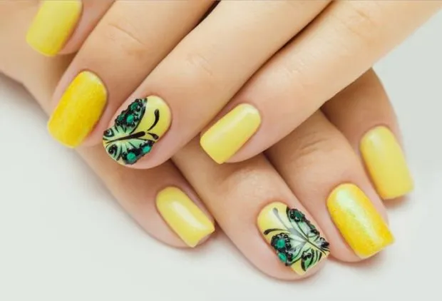 весенний маникюр 2022: желтые ногти с рисунком бабочка