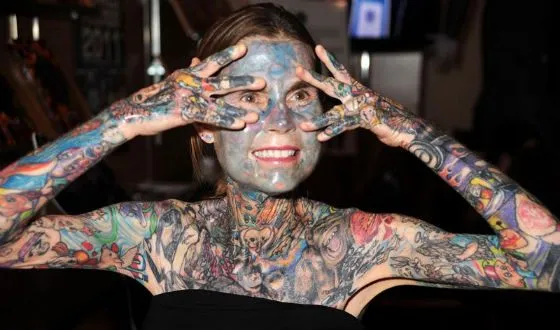Джулия Гнусе из Мичигана забилась татуировками из-за порфирии
