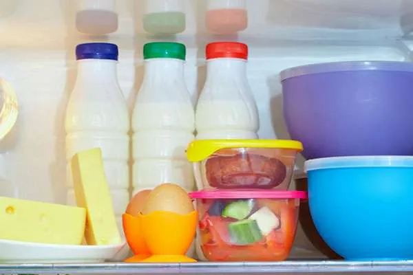 Не рекомендуется хранить в холодильники молоко и йогурты в пластиковых бутылках, лучше перелить в стеклянную посуду