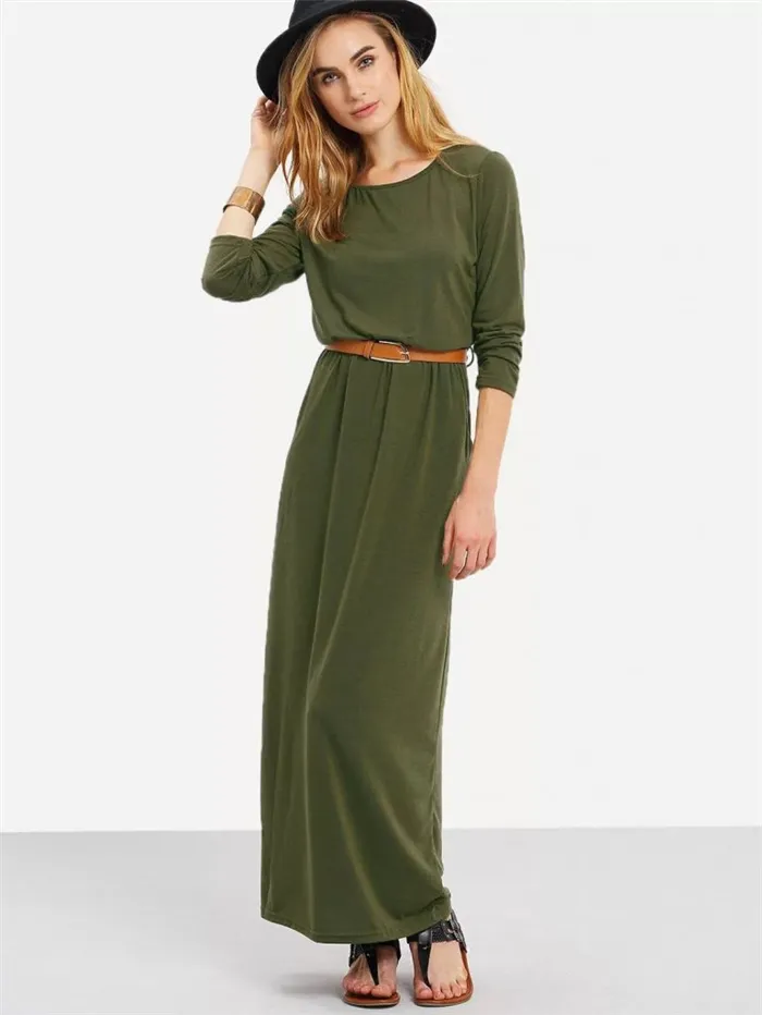Эффектное оливковое платье удачно смотрится с босоножками на низком ходу.
