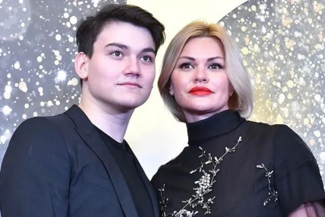 Александр Круг с мамой
