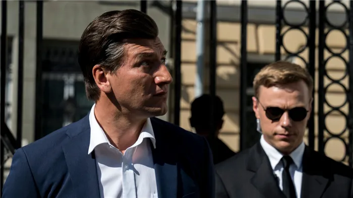 Александр Устюгов (слева)</p><p> » /> Изображение © Cosmos Studio</p><h2>Любовь, преодолевающая годы и границы</h2><p>Дитковская героиня также выбирает между любовью и долгом. Лаура и Морев, которого играет Александр Устюгов, расстались на долгие годы, но они по-прежнему любят друг друга, однако им приходится скрывать свои отношения от всех. И без того сложная ситуация осложняется тем, что отец Лоры, генерал Колмогоров (Сергей Чонишвили), координирует совместное предприятие.</p><p>В Риме любимая жена сына лидера мафиозной группировки Алессандро Диаманти (его играет французский актер Пьер Борель) и брат Лучано (‘! и Антон Филименеско в «Проекте Анна Николаевна»), Лаура становится объектом его желания. ). Московский Морев тоже ждет соблазнения — его коллега Алина Краева (Надежда Борисова) делает ему прозрачные намеки.</p><p>Помимо страсти шпионов в фильме присутствует необычная романтическая линия. По сюжету, двух людей, которые долгое время любили друг друга, разделяет расстояние, но они по-прежнему верят в близость и воссоединение. Для меня кино без лирического элемента всегда немощно и неполноценно.</p><blockquote><p>Дитковская героиня также выбирает между любовью и долгом. Лаура и Морев, которого играет Александр Устюгов, расстались на долгие годы, но они по-прежнему любят друг друга, однако им приходится скрывать свои отношения от всех. И без того сложная ситуация осложняется тем, что отец Лоры, генерал Колмогоров (Сергей Чонишвили), координирует совместное предприятие.</p></blockquote><h2>Пенелопа Крус</h2><p>39-летняя испанская красавица делает, казалось бы, все, чтобы быть хорошей женой и прекрасной матерью Хавьера Бардема, снимаясь в фильмах и занимаясь благотворительностью.</p><p>Пенелопа родилась в семье инженеров-автомобилистов и парикмахеров, но, как и ее брат и сестра, она выбрала творческую карьеру. В то время как Моника стала актрисой, а Эдуардо музыкантом, Пенелопа пробовала себя в качестве модели, танцовщицы, телеведущей и актрисы, прежде чем решила остаться в кино, где случайно попала к Альмодовару. После просмотра комедии «Свяжи меня!</p><p>Дебют Пенелопы в кино состоялся в 1992 году в комедии «Ветчина, ветчина», в которой снялся ее будущий муж. В 1998 году Круз снялась в своем первом американском фильме «Земля холмов и долин» Билли Крэндапа. В настоящее время в актерском портфолио Пенелопы более 50 фильмов, среди которых «Девушка твоей мечты», «Лучшие девушки», «Кокаин», «Цель», «Пираты Карибского моря: Чужие берега» и «Римские приключения».</p><p><SPACE><img decoding=