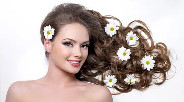 Ромашка давно зарекомендовала себя в качестве отличного косметического средства, которое способно придать волосам золотистое сияние.