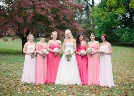 Подружки невесты в платьях розовых оттенков