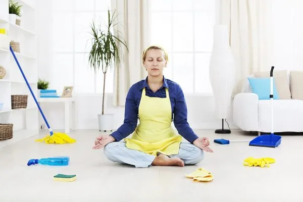 Женщина медитирует перед уборкой