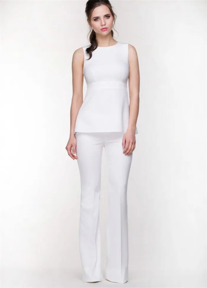 Белый комплект из брюк клеш и блузки