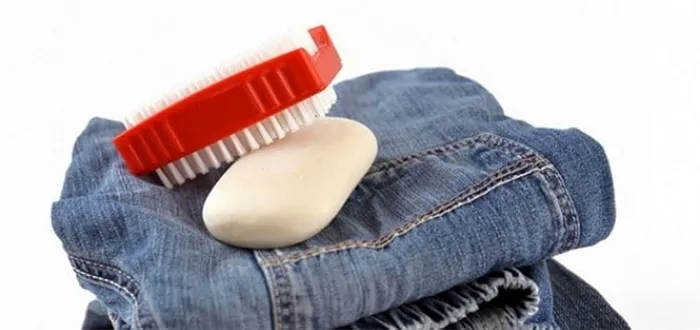 Как избавиться от пятен на джинсах различного типа