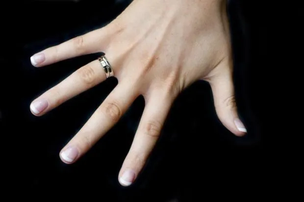на каком пальце носить кольцо женщине: золотое простое