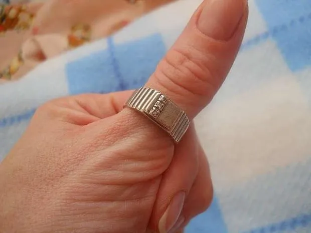 на каком пальце носить кольцо женщине: серебро на большом пальце