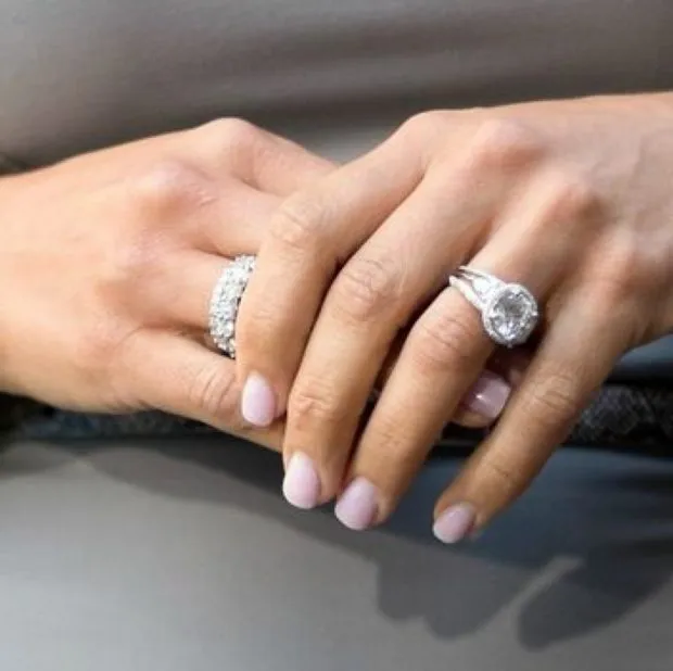 на каком пальце носить кольцо женщине: белое золото с камнями 