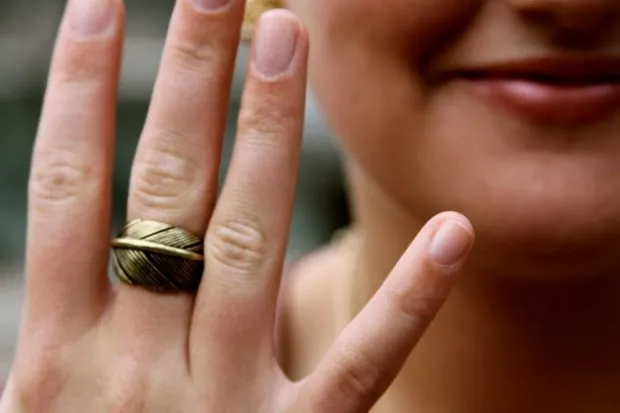 на каком пальце носить кольцо женщине: в виде листка дерева 
