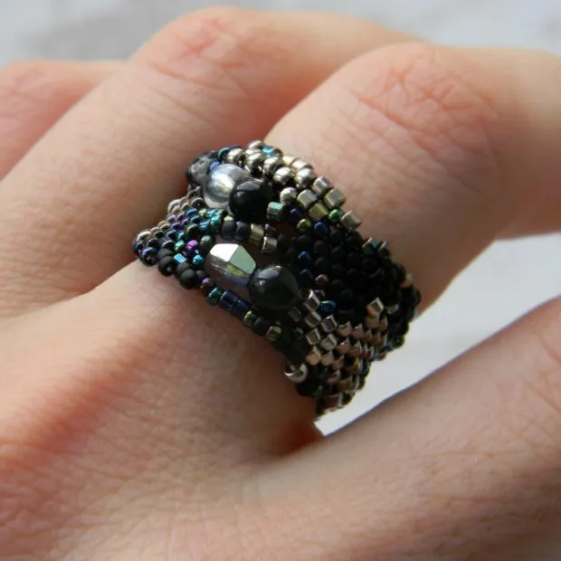 на каких пальцах носят кольца женщины: массивное из бисера