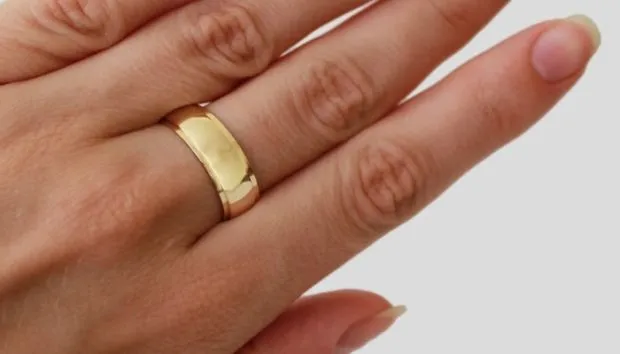 как носить кольца на пальцах женщине: золото гладкое