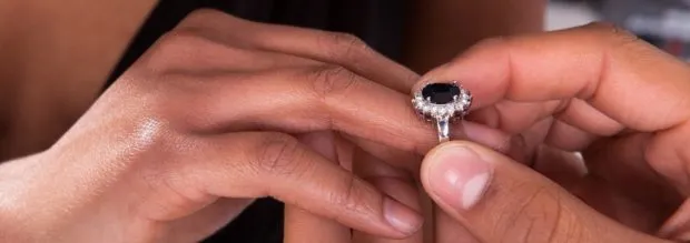 на каком пальце носить кольцо женщине: серебро с камнем темным