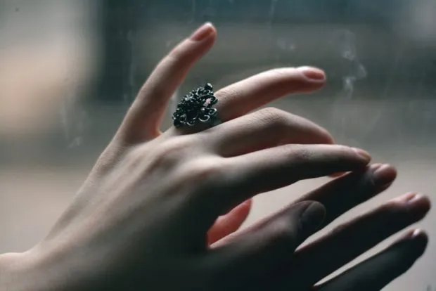 на каком пальце носить кольцо женщине: цветок на безымянном пальце 