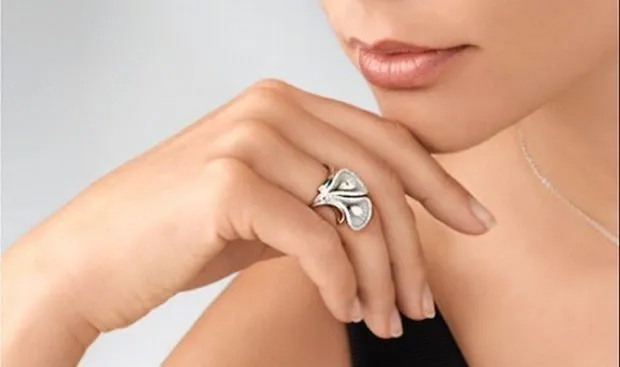 на каком пальце носить кольцо женщине: оригинальное лепестки цветков 