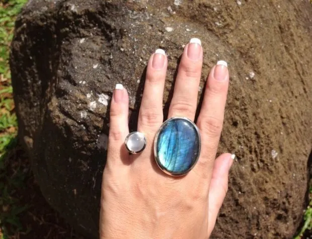на каком пальце носить кольцо женщине: с большим камнем и с маленьким на два пальца