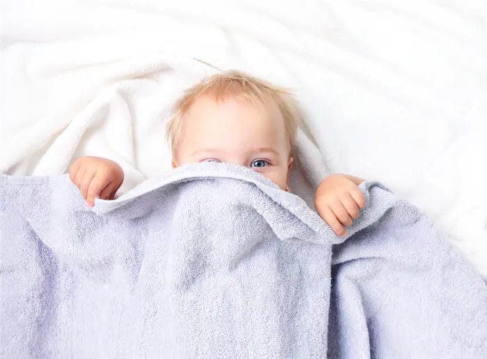 ребенок под сиреневым одеялом