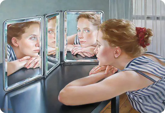 женщина смотрится в зеркало