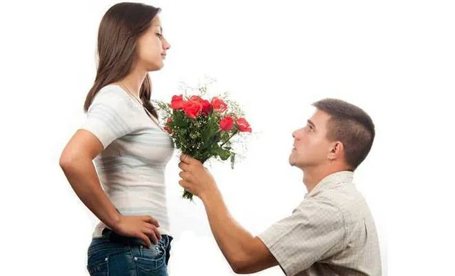 парень дарит цветы девушке