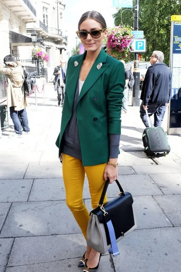 Ярко желтые укороченные джинсы и зеленый удлиненный пиджак – необычный тандем, привлекающий внимание