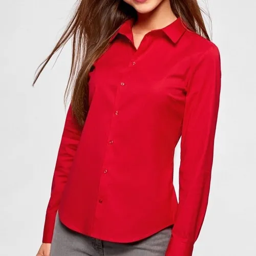 девушка в красной блузке и брюках
