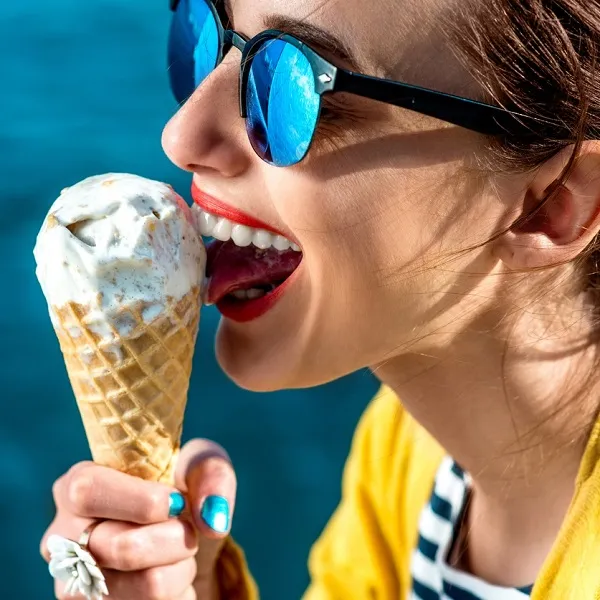 девушка ест мороженое