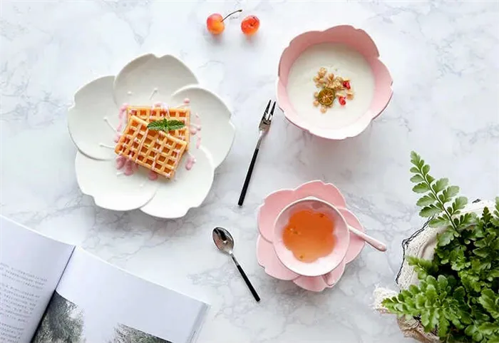 необычные розовые и белые тарелки маме в форме цветка