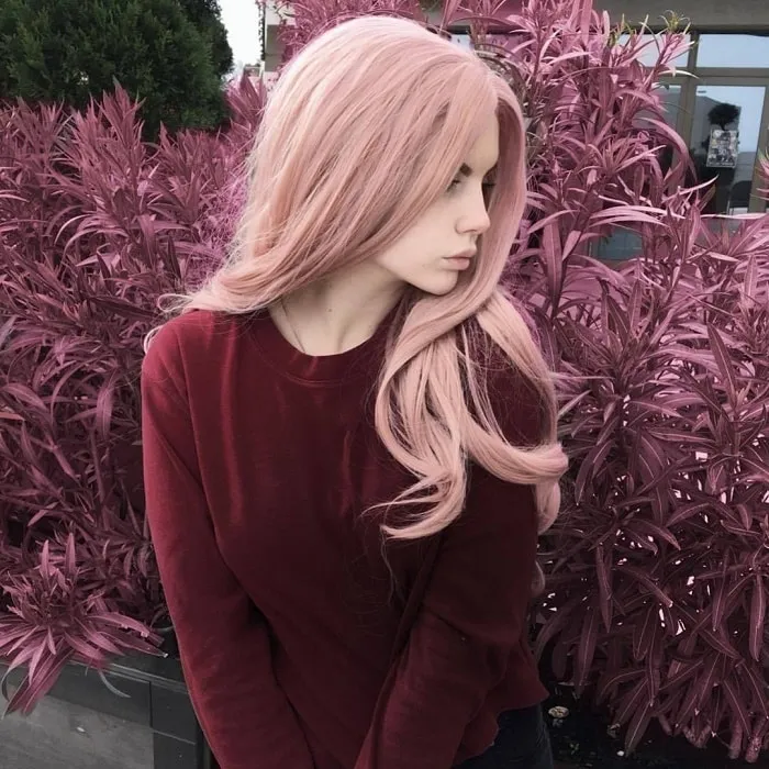 Пепельно-розовый цвет волос девушки