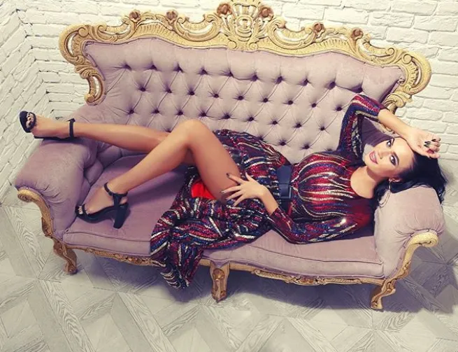 Яна Кошкина лежит на диване