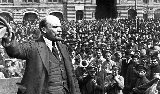 Владимир Ленин на митинге