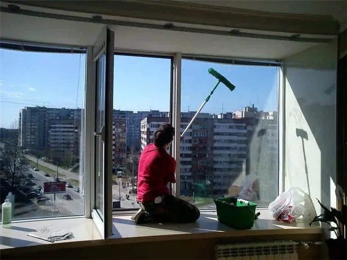Как и чем мыть окна в квартире, на балконе быстро и без разводов