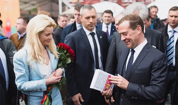 Елена подарила Дмитрию Медведеву свою книгу «Делай сегодня»