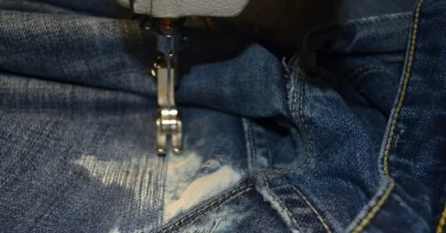 зашить джинсы на машинке