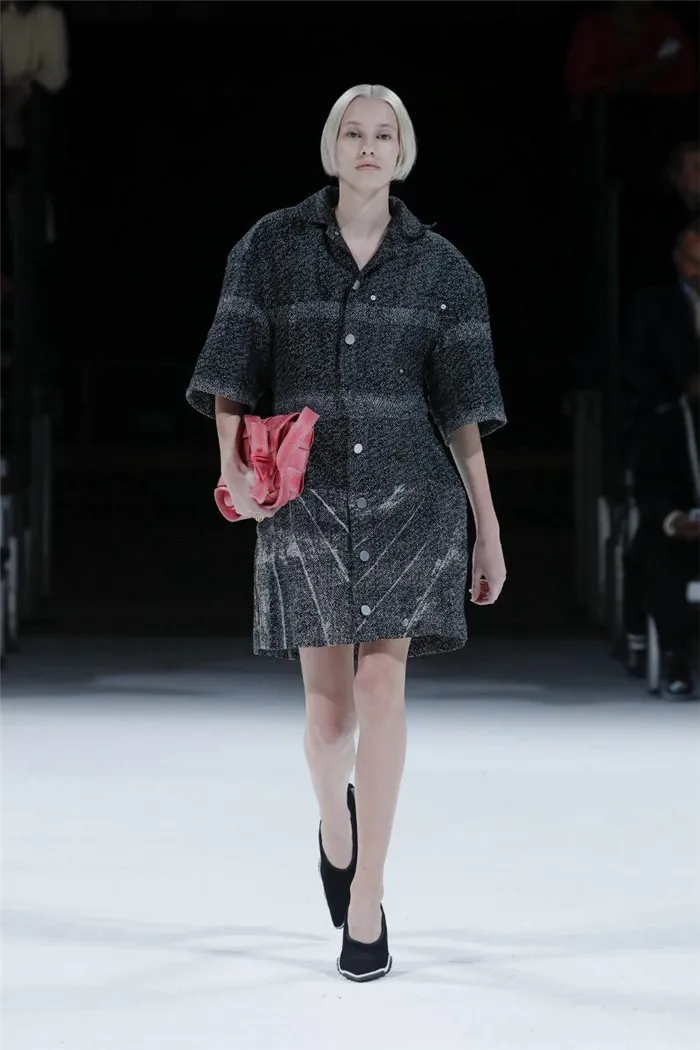Модное пальто весна-лето 2022 из коллекции Bottega Veneta