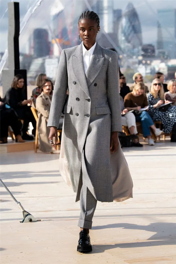Модное пальто весна-лето 2022 из коллекции Alexander McQueen