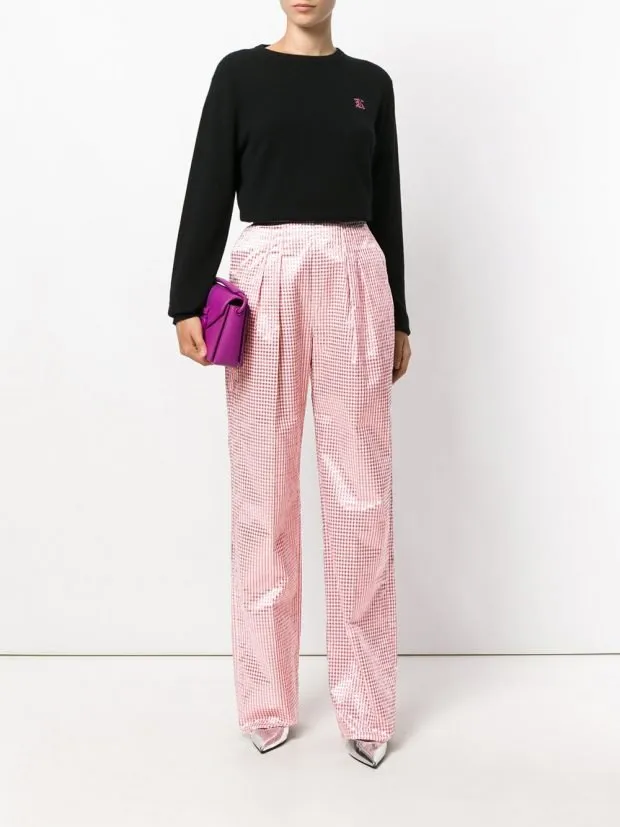 розовые брюки и черная кофта весна