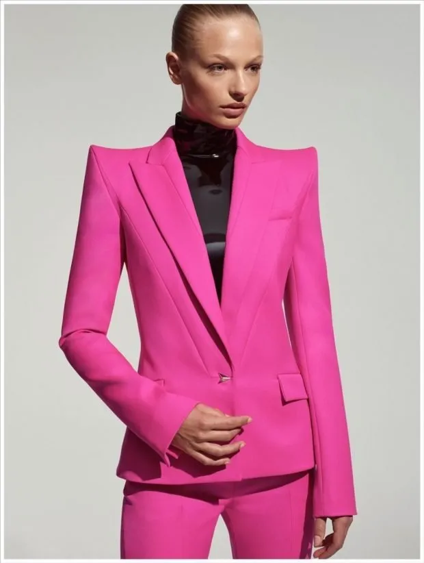 яркий розовый брючный костюм