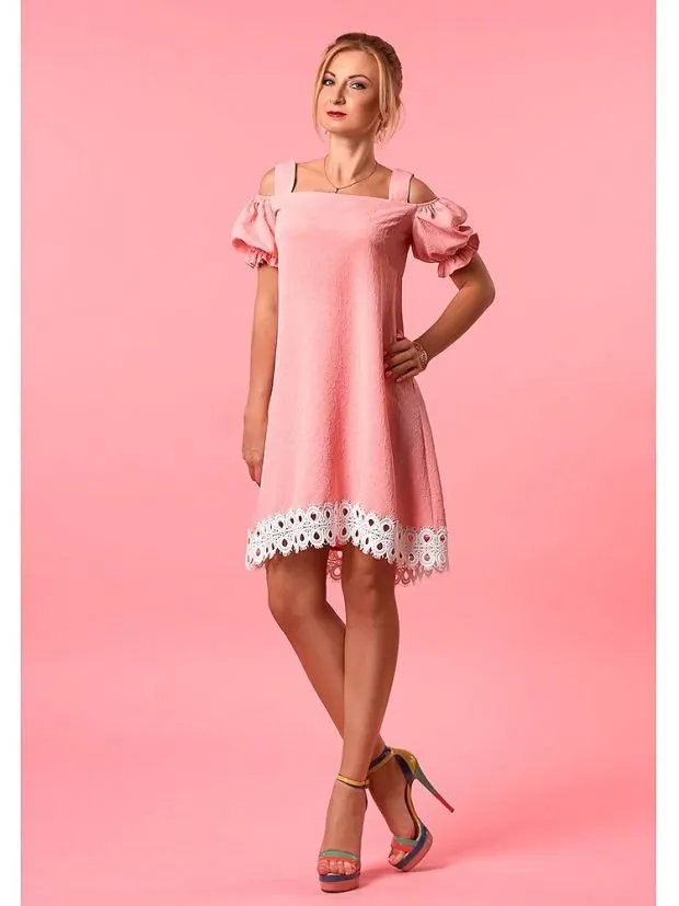 бледно-розовое платье с открытыми плечами 