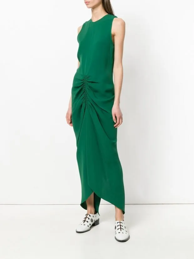 зеленое макси платье со сборкой