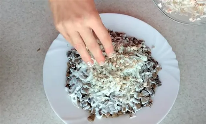 Салат Подсолнух с чипсами классический с грибами