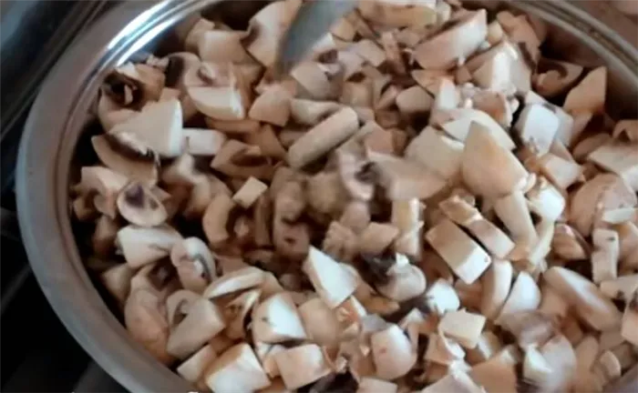 Салат Подсолнух с чипсами классический с грибами 