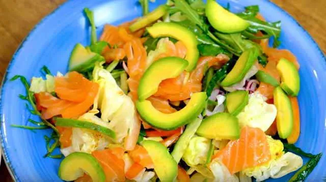 salat s ryboj i avokado