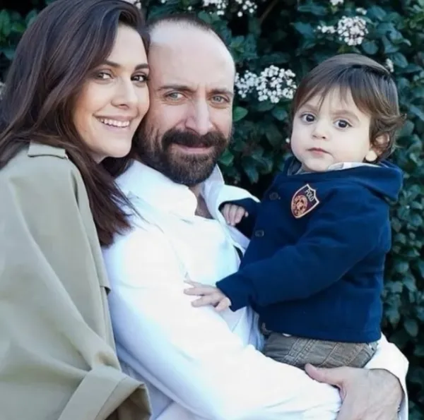 Али Эргенч с родителями