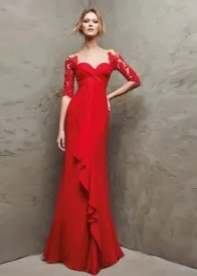 Красное вечернее платье с кружевными рукавами
