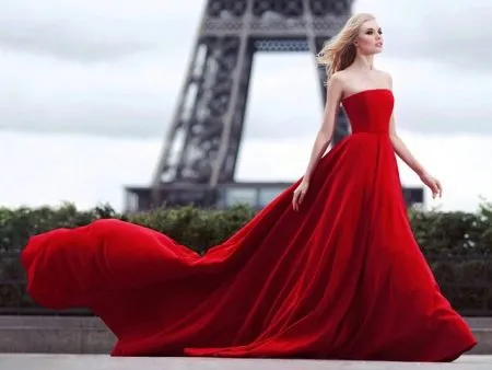 Красивое красное вечернее платье