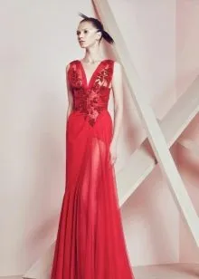 Красное вечернее платье с глубоким вырезом
