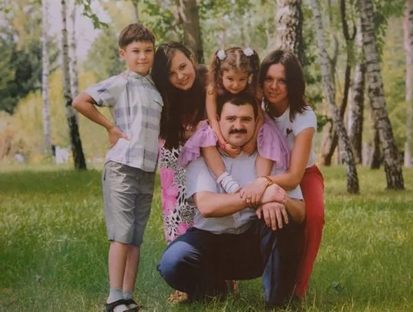 Николай Лукашенко с девушками