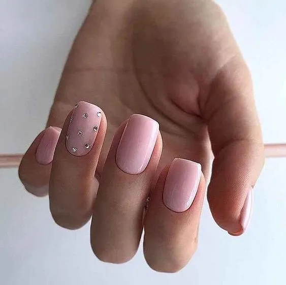Розовый маникюр 2022: стильные идеи и лучшие сочетания фото №11