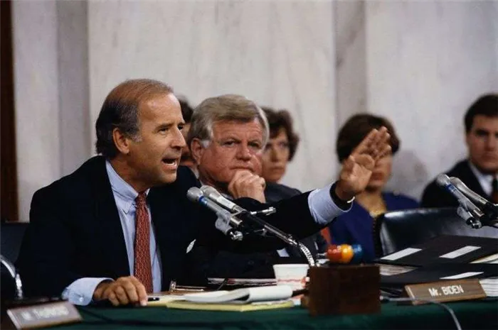 Сенаторы Джо Байден и Тед Кеннеди во время слушаний, посвященных кандидату в Верховный суд Кларенсу Томасу